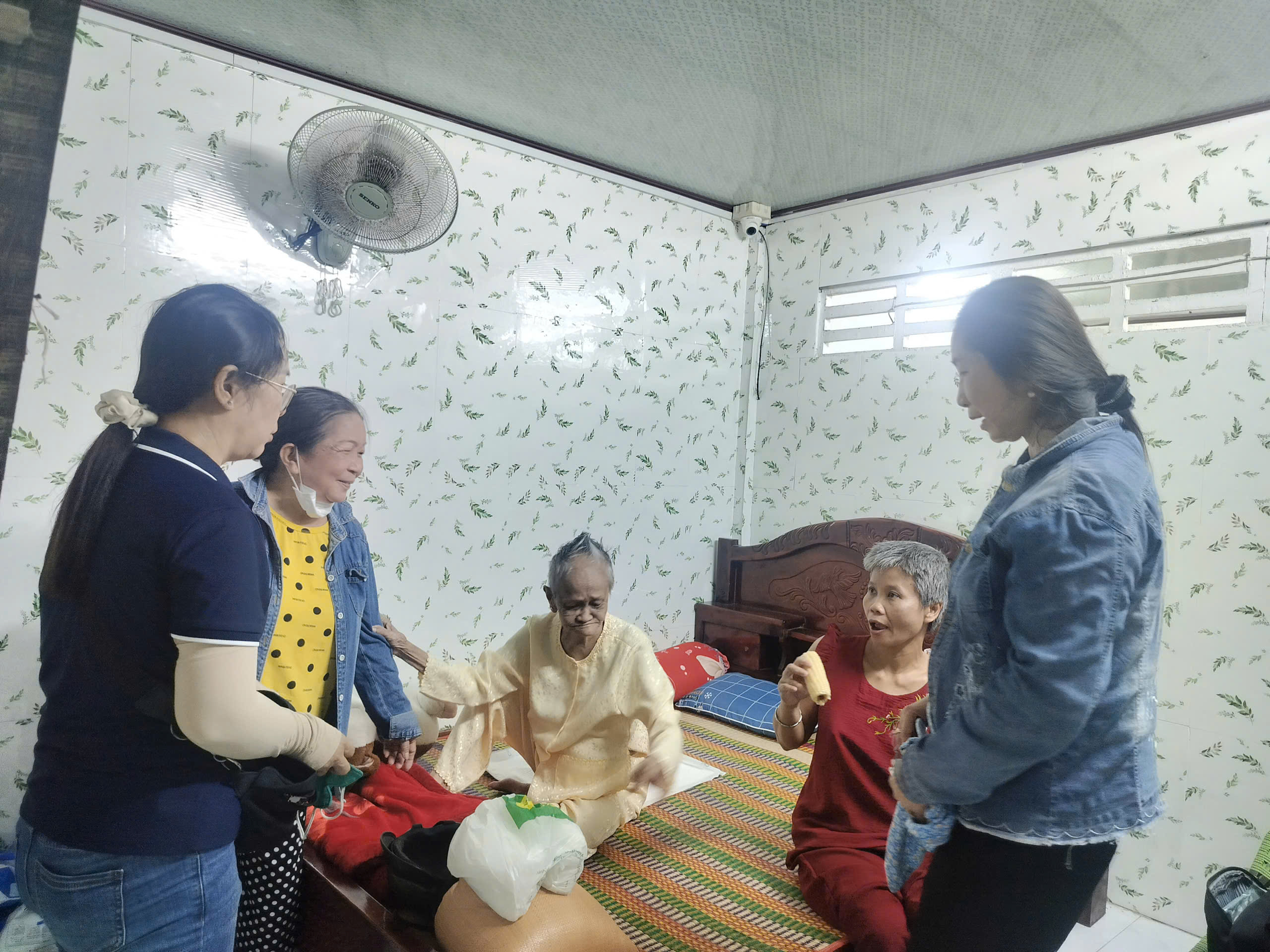 Hội Nông dân phường Tân Ngãi đã tổ chức đến thăm hỏi và trao tặng quà cho 15 hoàn cảnh khó khăn.