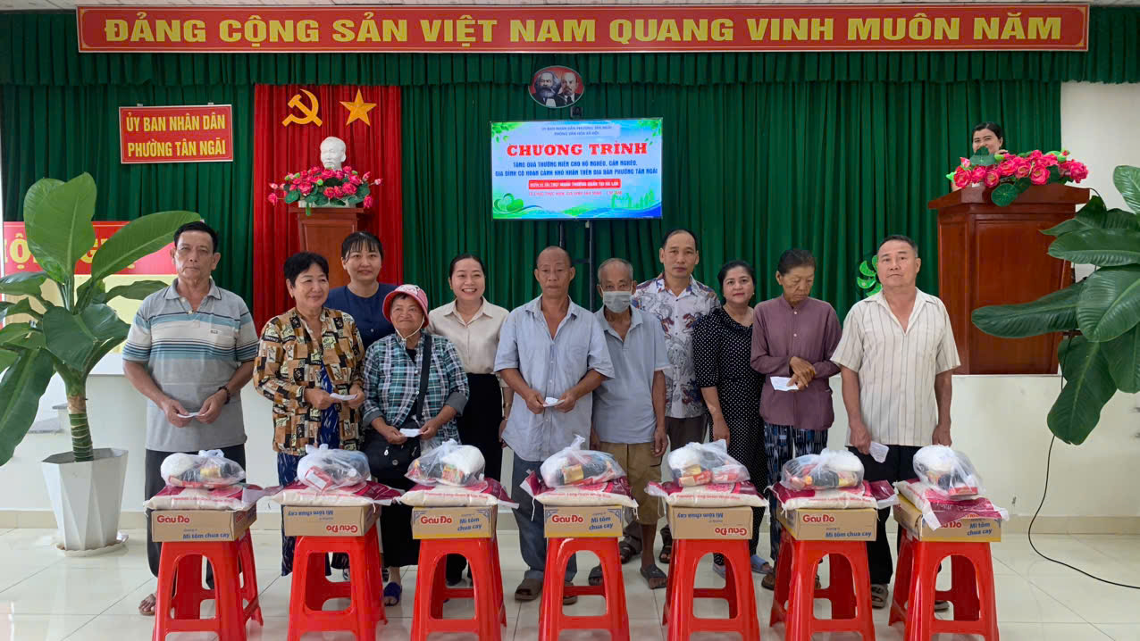 Lan tỏa yêu thương từ những phần quà nghĩa tình
