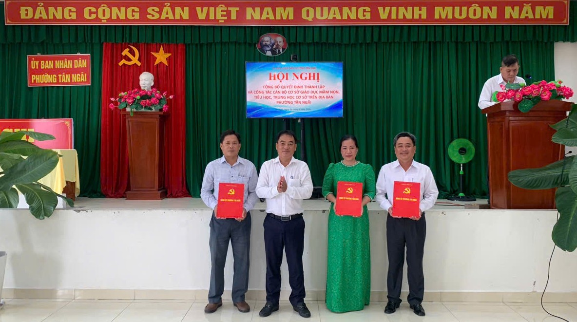 Phường Tân Ngãi công bố quyết định thành lập và công tác cán bộ các cơ sở giáo dục sau sắp xếp