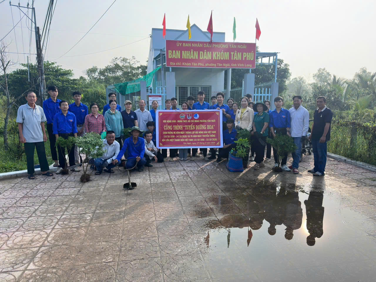 Hội Nông dân phường Tân Ngãi phối hợp cùng Đoàn Thanh niên phường tổ chức thực hiện Công trình “Tuyến đường hoa” tại khóm Tân Phú.