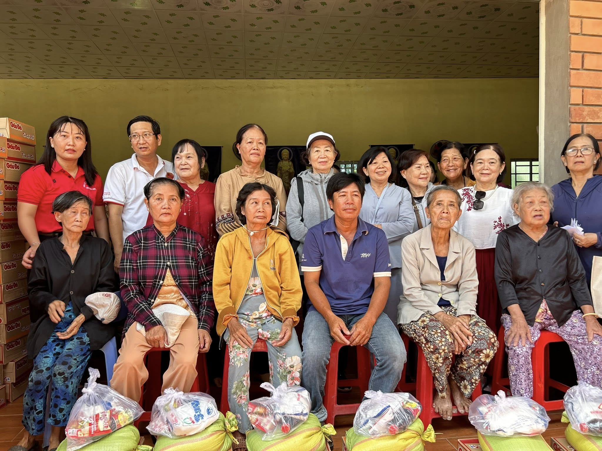 Chùa Phước Hưng - Trao tặng 100 phần quà cho người nghèo phường Tân Ngãi