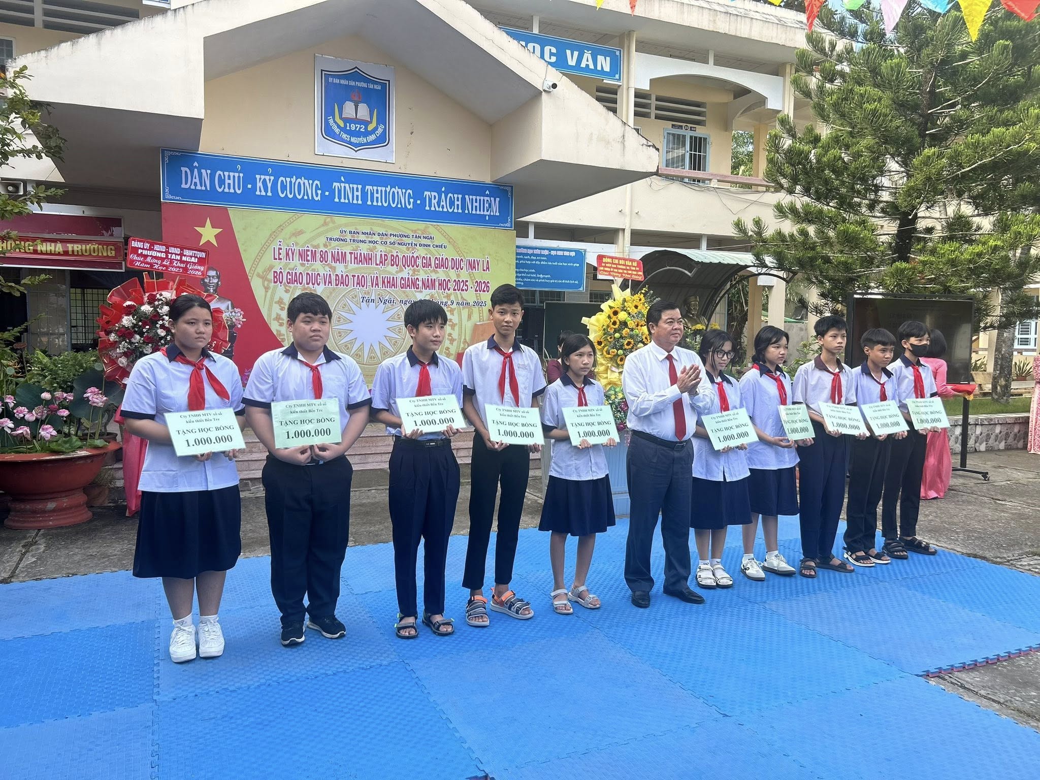 Lãnh đạo Tỉnh ủy và địa phương - Dự lễ khai giảng năm học mới tại Trường THCS Nguyễn Đình Chiểu