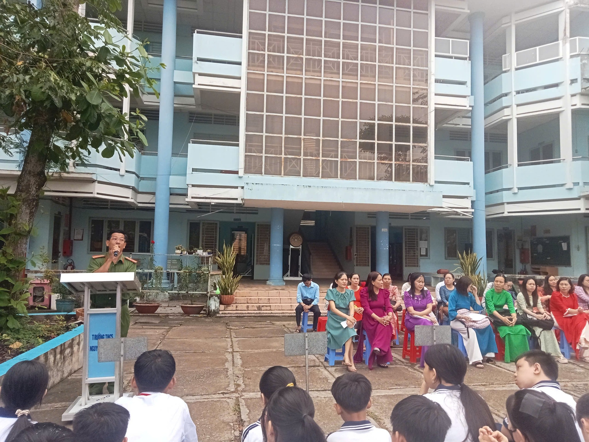 Công an phường - Tổ chức truyền thông phòng chống bạo lực học đường; ATGT; cảnh giác nguy cơ an ninh mạng; đẩy lùi ma túy xâm nhập học đường.