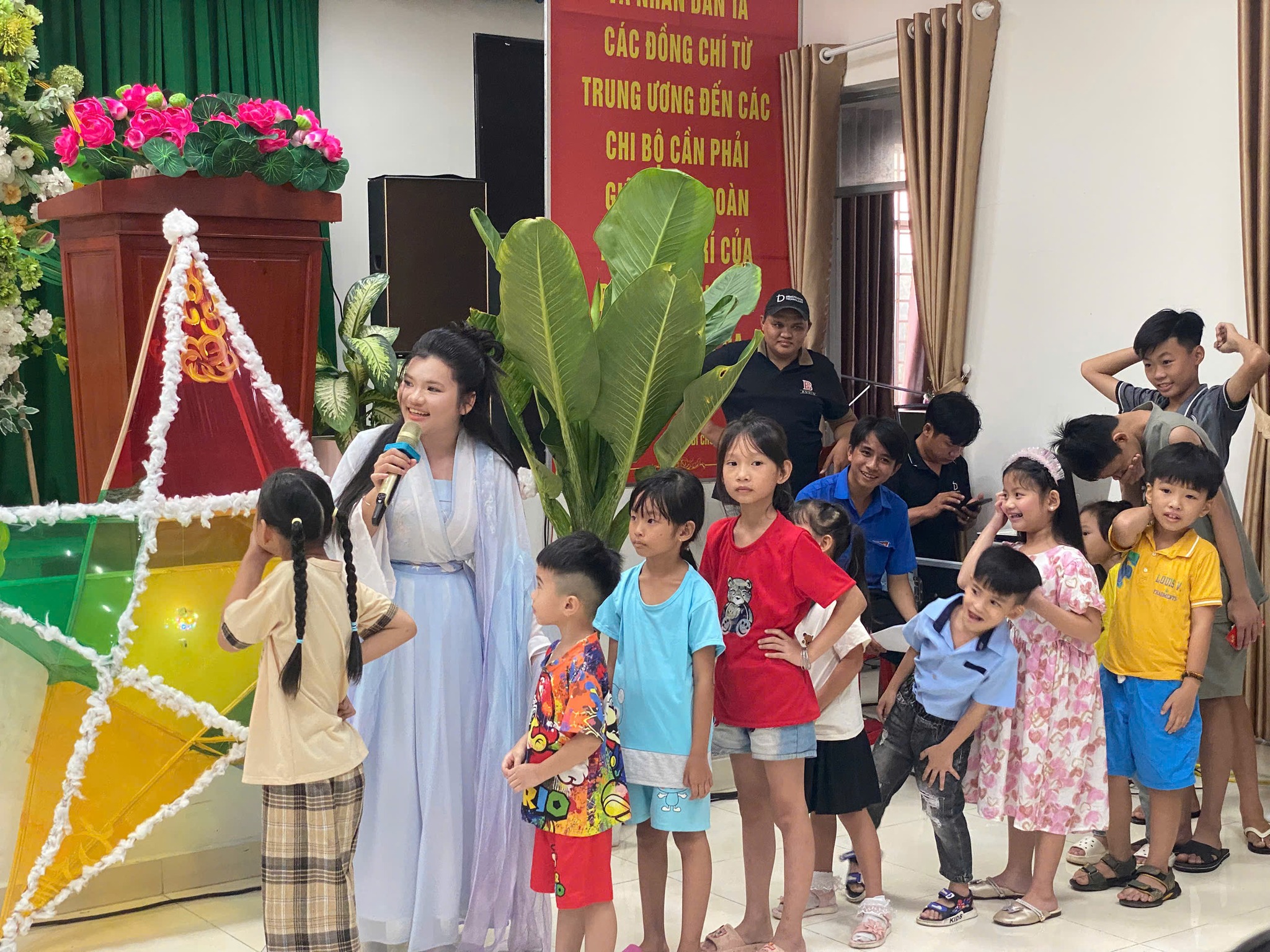 Phường Tân Ngãi - Tổ chức chương trình Vui Hội Trăng Rằm cho trẻ em có hoàn cảnh khó khăn.