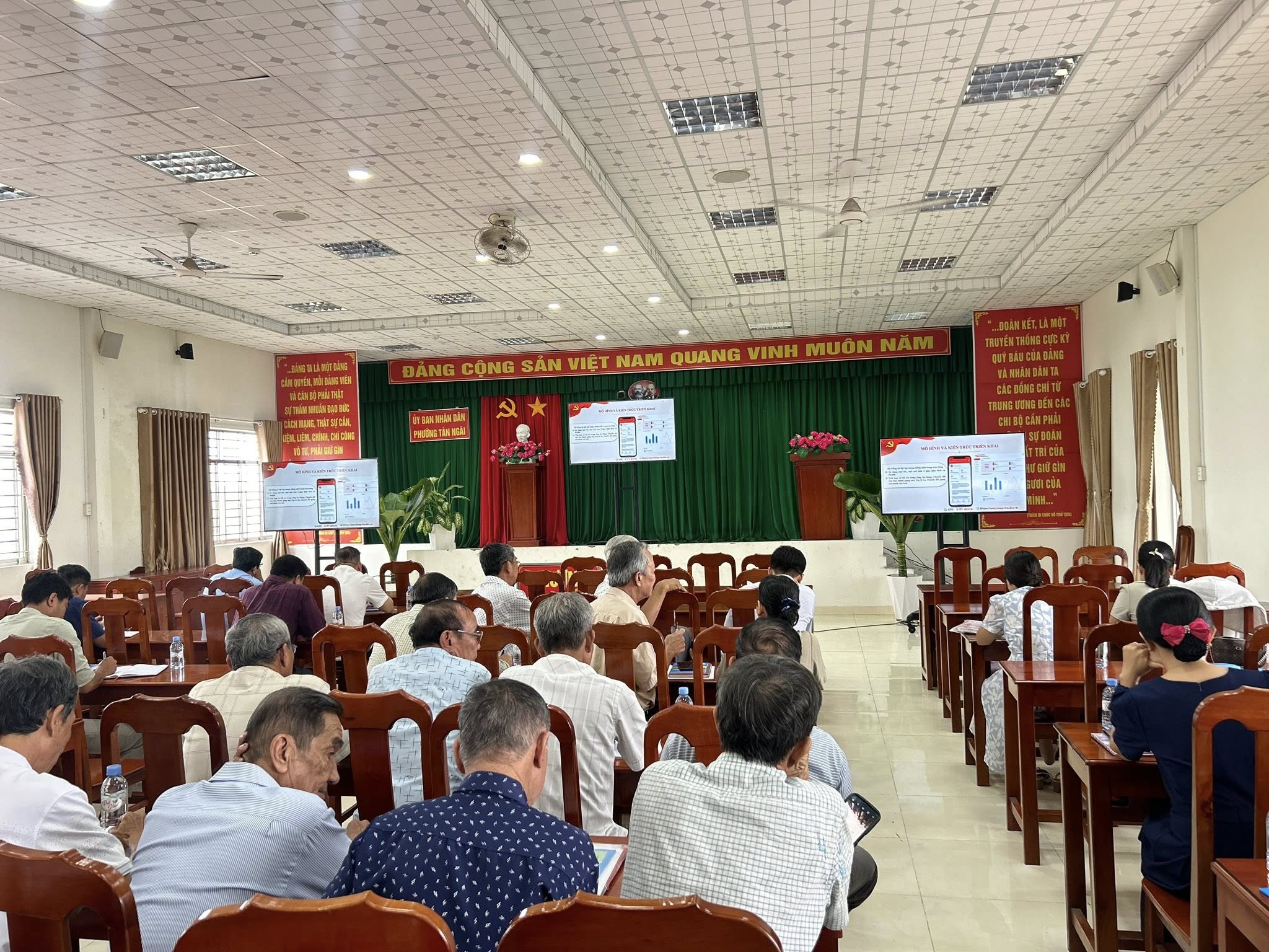 Đảng ủy phường Tân Ngãi - Tổ chức tập huấn Sổ tay Đảng viên điện tử