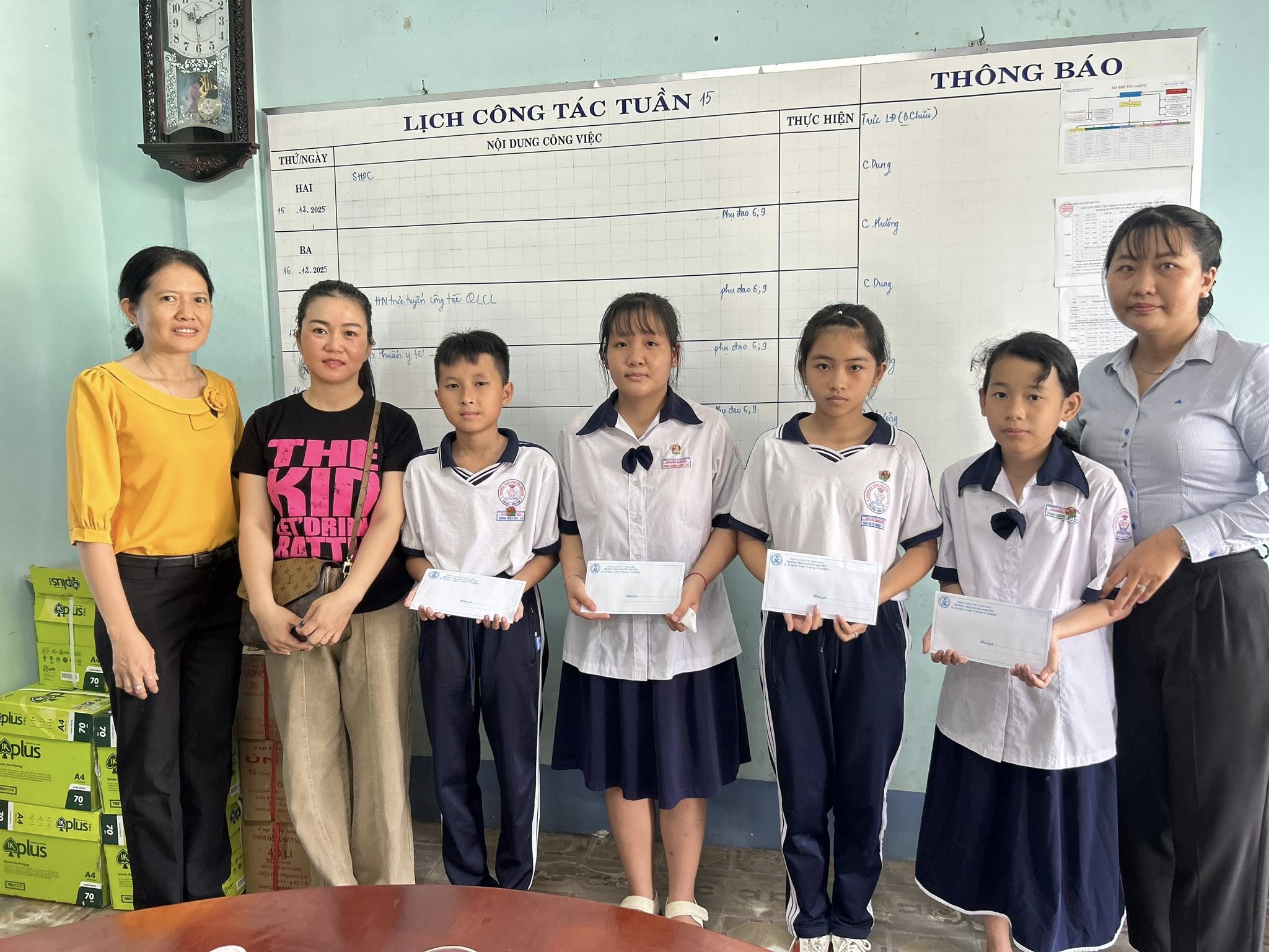 Mô hình "Văn hóa- Giáo dục đồng hành cùng em đến trường"- Tặng 6 BHYT cho học sinh có hoàn cảnh khó khăn