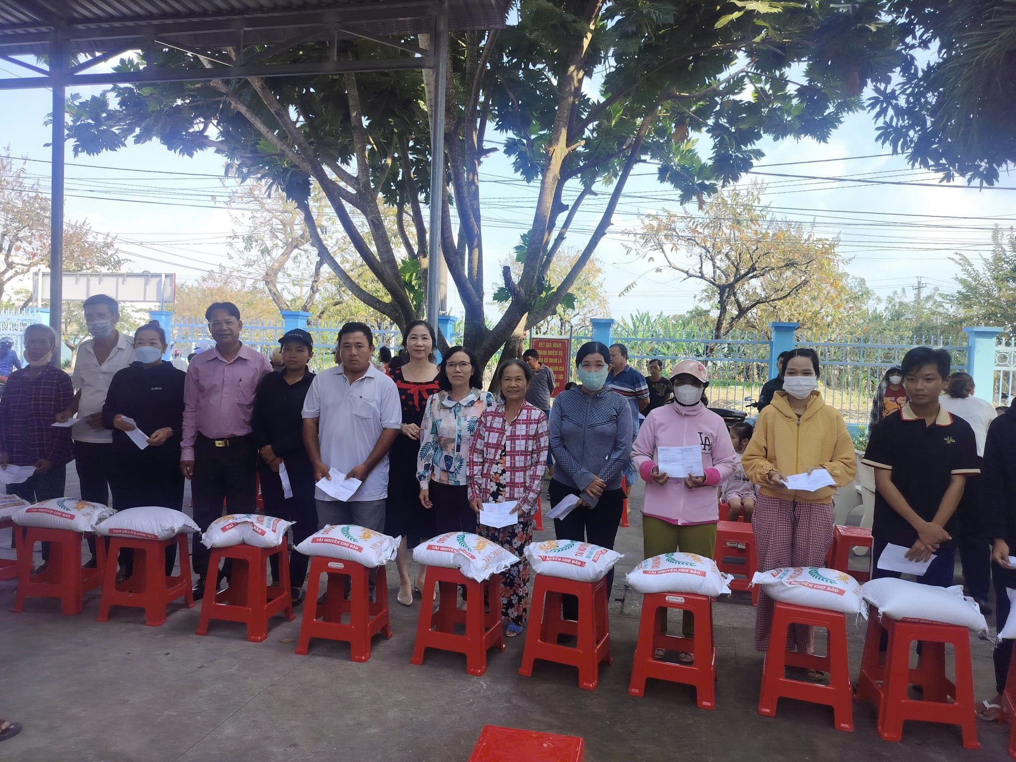 Hội nông dân phường Tân Ngãi - Phối hợp MTQ trao tặng 100 phần quà cho các HCKK