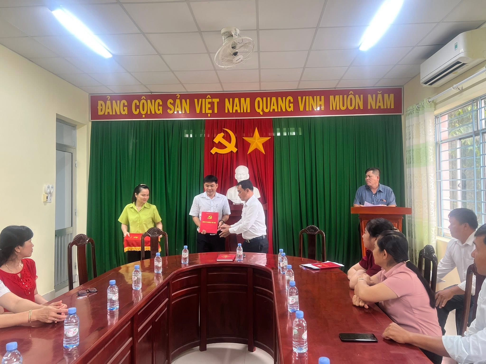 Đảng ủy Phường Tân Ngãi tổ chức hội nghị công bố và trao quyết định về công tác cán bộ