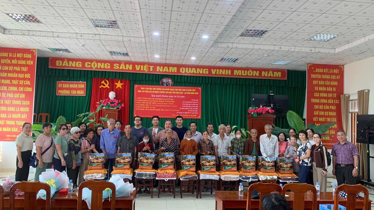 Đoàn thiện nguyện từ tâm phật tử chùa Diệu Giác - Tặng 150 phần quà cho trè em và người cao tuổi phường Tân Ngãi