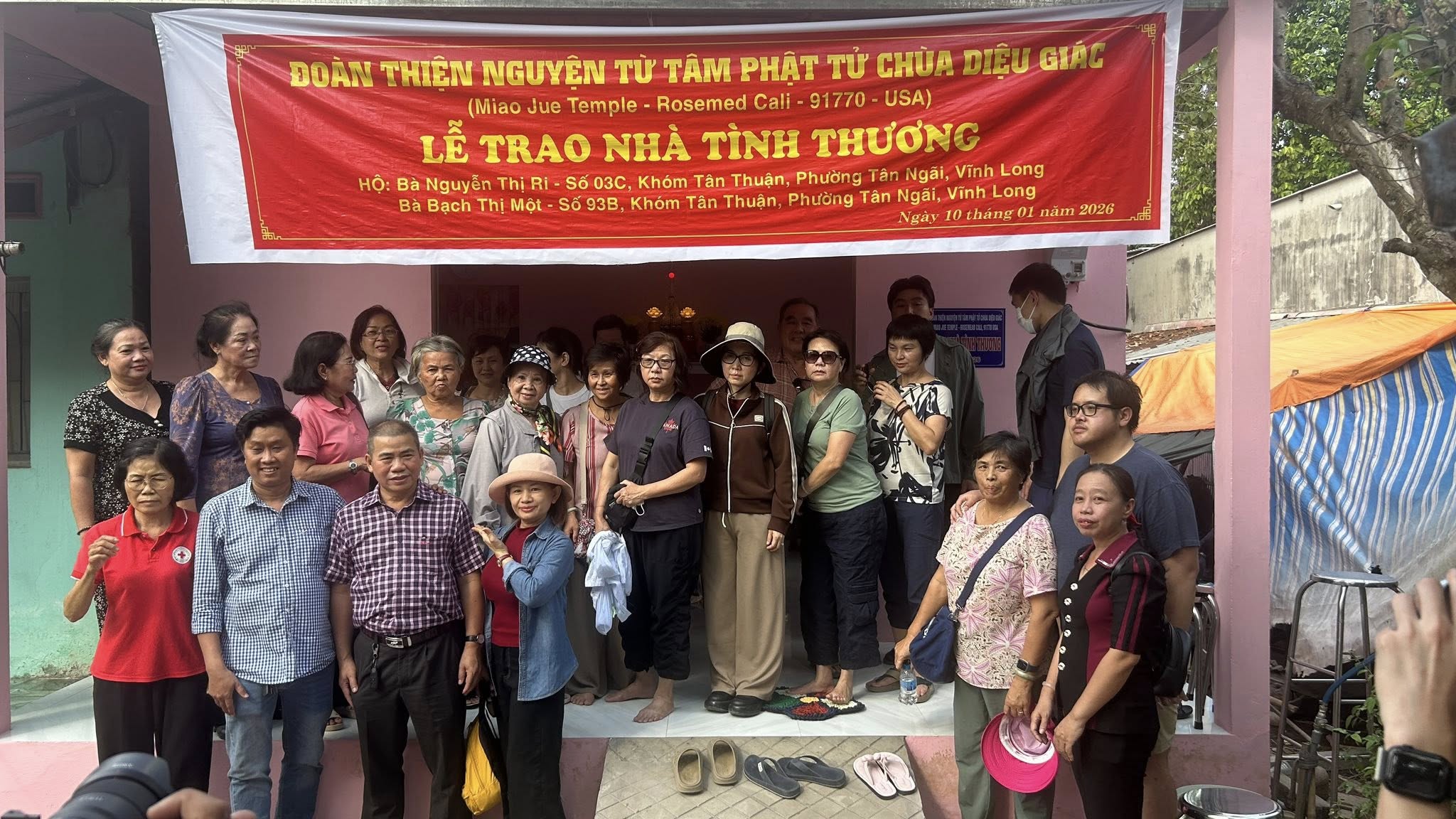 Đoàn thiện nguyện từ tâm phật tử chùa Diệu Giác USA trao tặng nhà tình thương tại phường Tân Ngãi