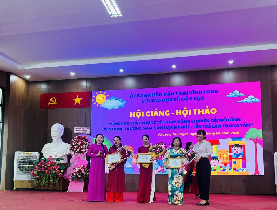 Hội thảo với chủ đề “Xây dựng trường mầm non hạnh phúc, lấy trẻ làm trung tâm”.