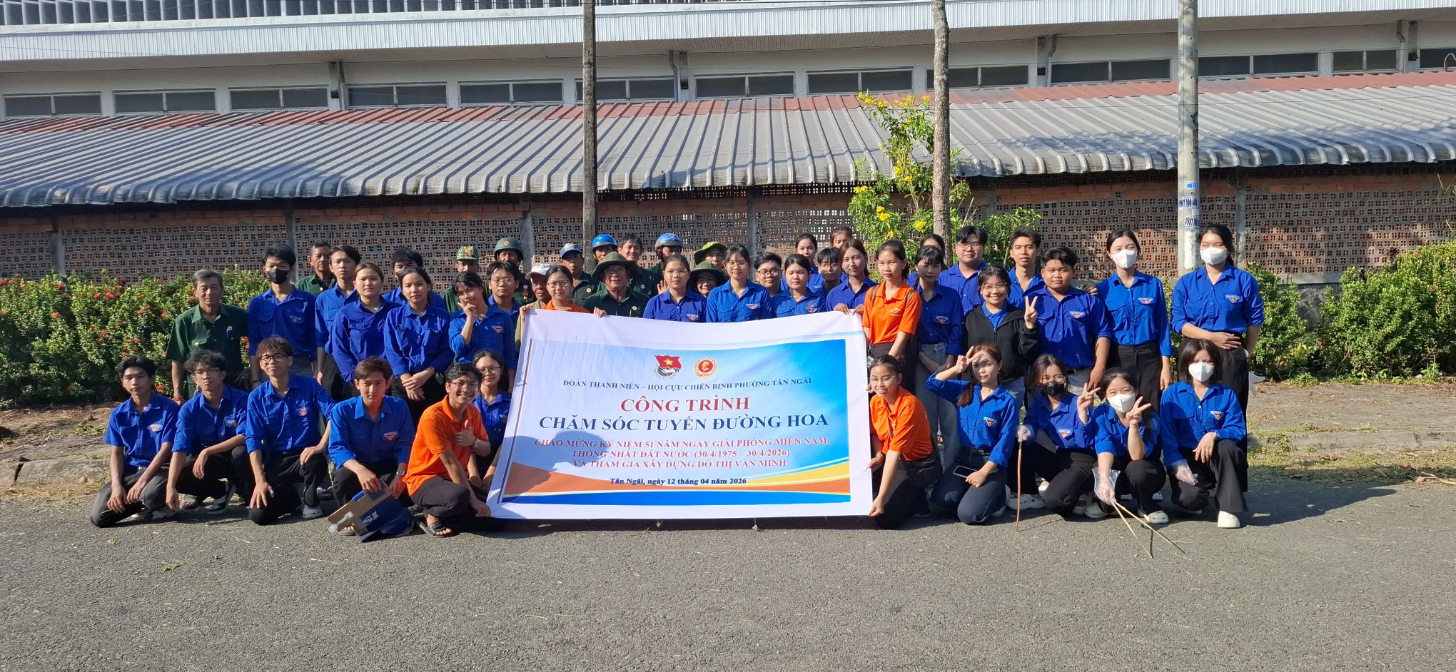 Đoàn TN phường Tân Ngãi - Thực hiện công trình chăm sóc tuyến đường hoa