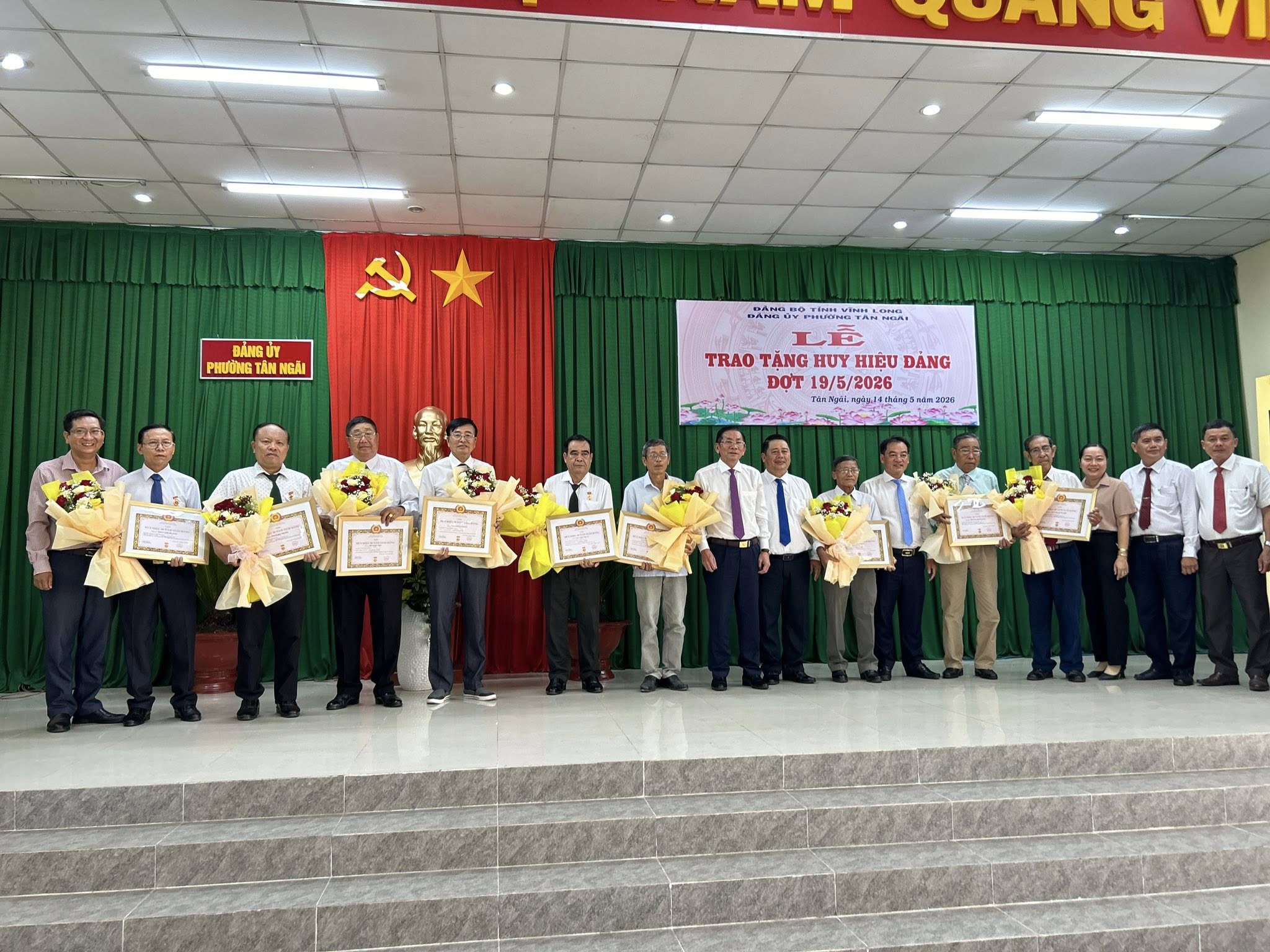 Lễ trao huy hiệu Đảng đợt 19/5