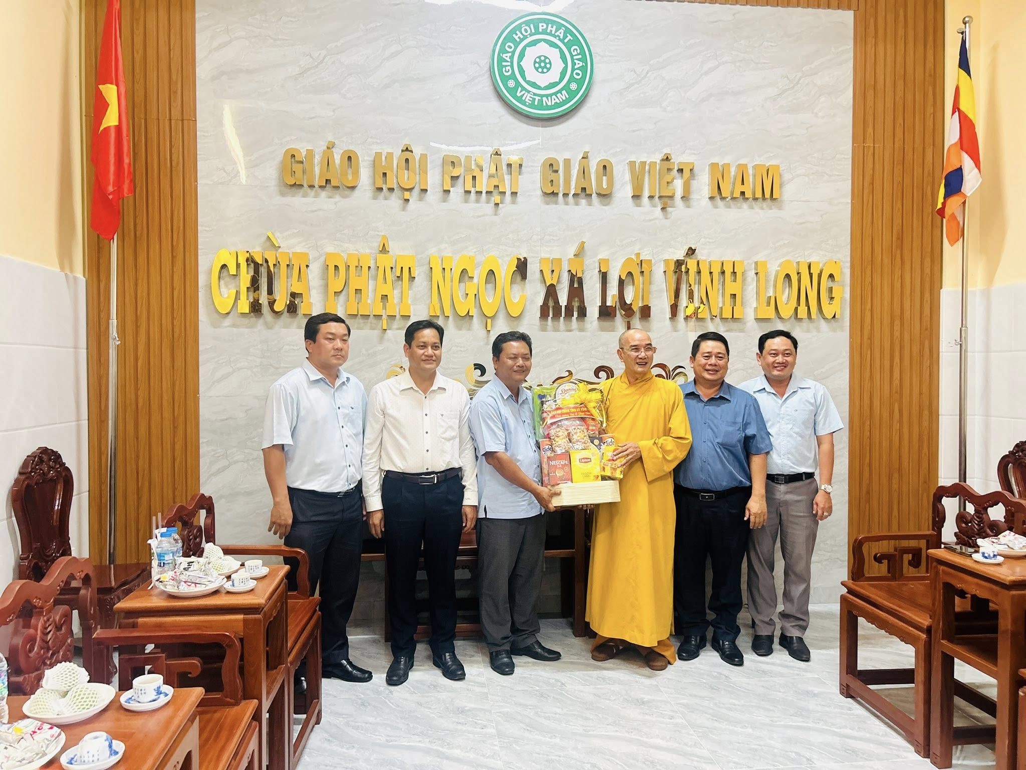 Ban nội chính Tỉnh ủy - Thăm và chúc mừng Lễ Phật đản tại chùa Phật Ngọc Xá Lợi phường Tân Ngãi