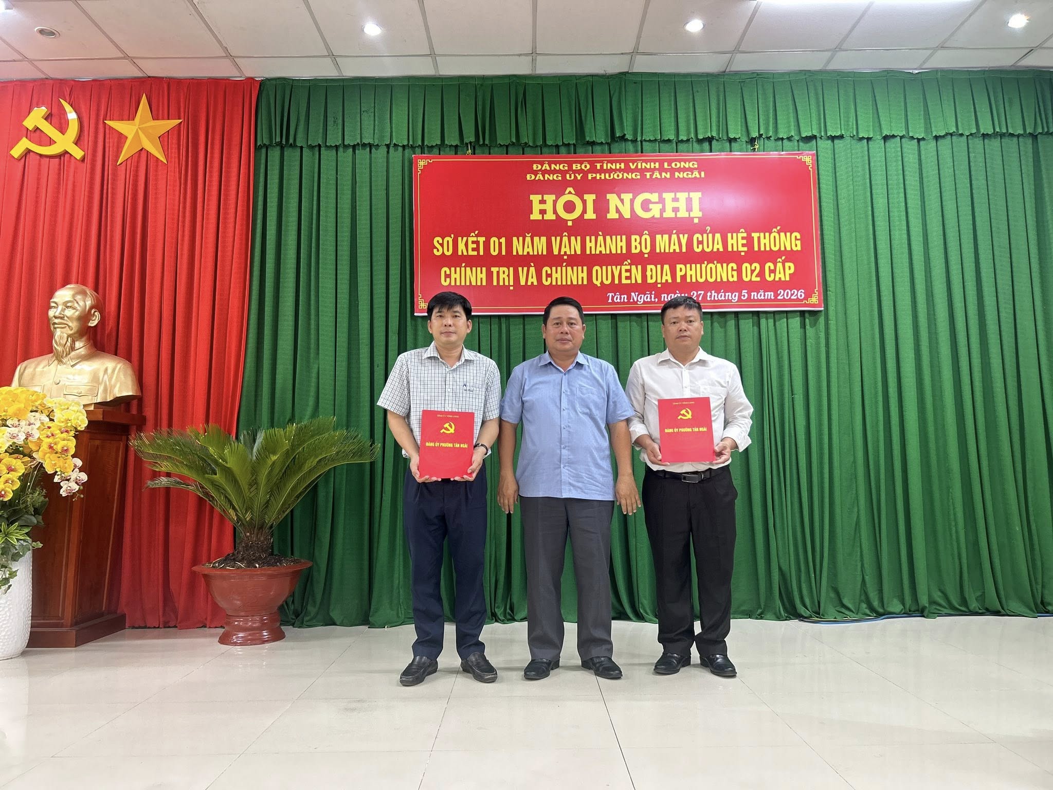 Đảng ủy phường Tân Ngãi - Tổ chức công bố các quyết định về công tác cán bộ đối với các chức danh thuộc Đảng ủy phường.
