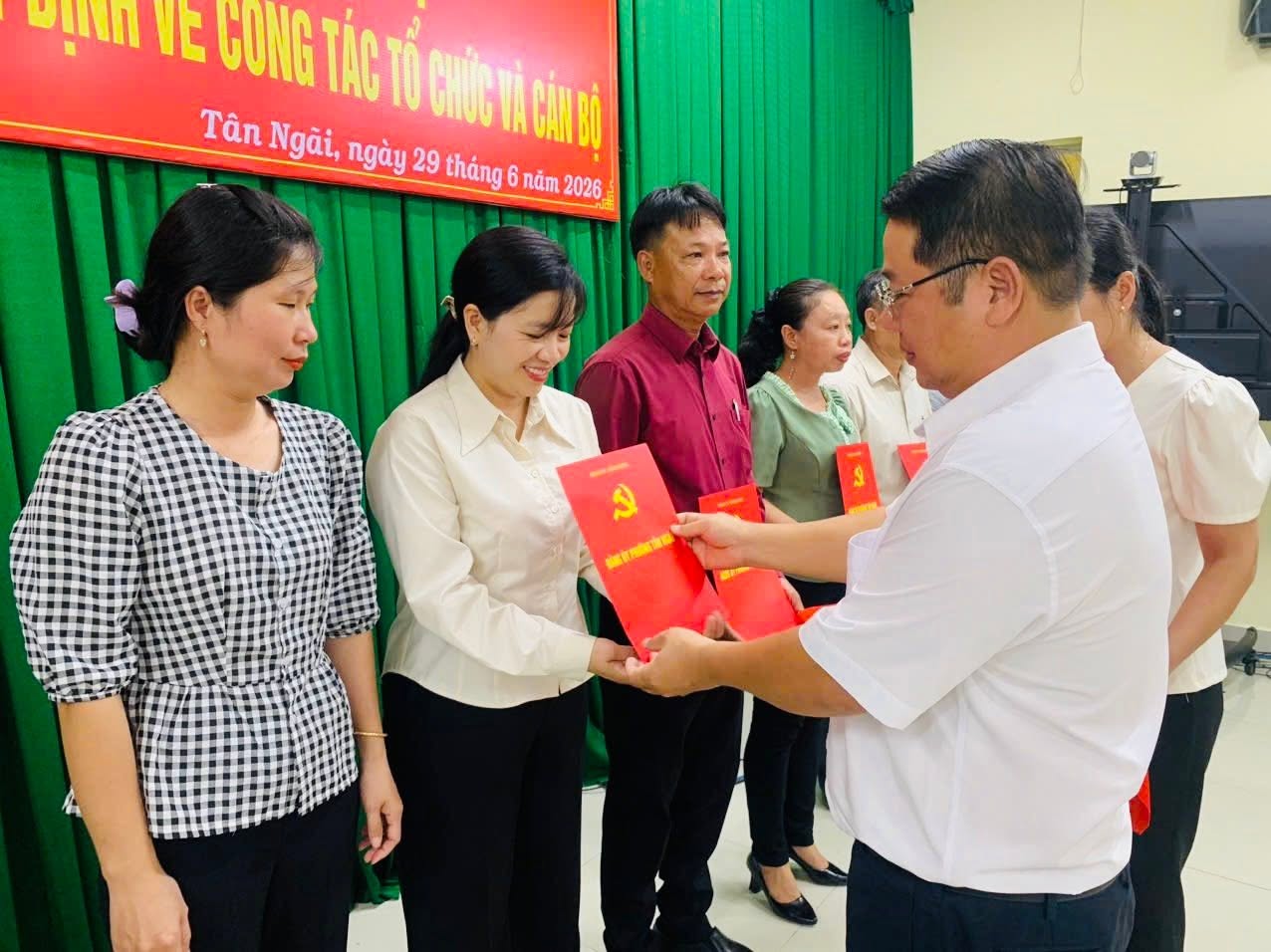 Đảng ủy phường Tân Ngãi - Tổ chức Hội nghị công bố về công tác tổ chức và cán bộ
