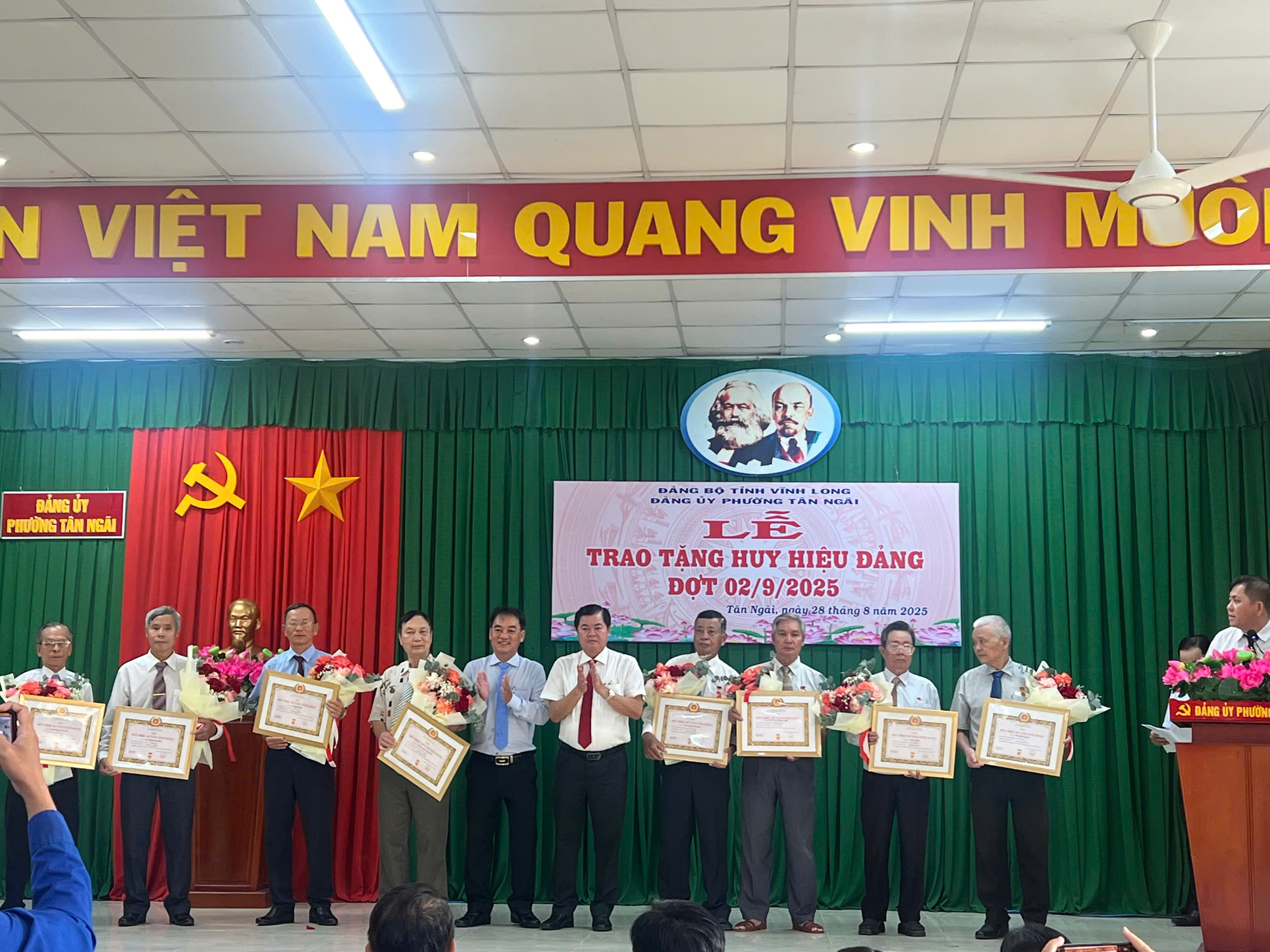 Đảng ủy phường Tân Ngãi tổ chức Lễ trao tặng Huy hiệu Đảng đợt 2-9