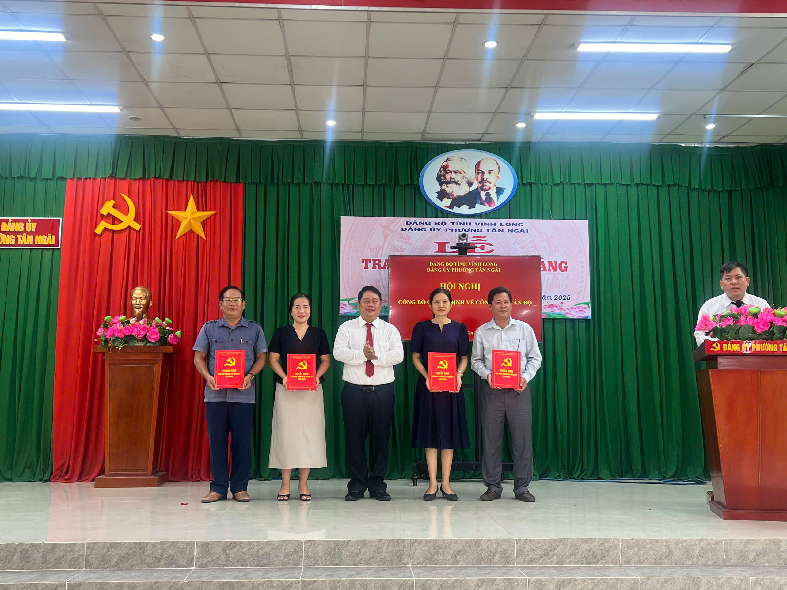 Đảng ủy phường Tân Ngãi tổ chức Hội nghị công bố các quyết định về công tác cán bộ.