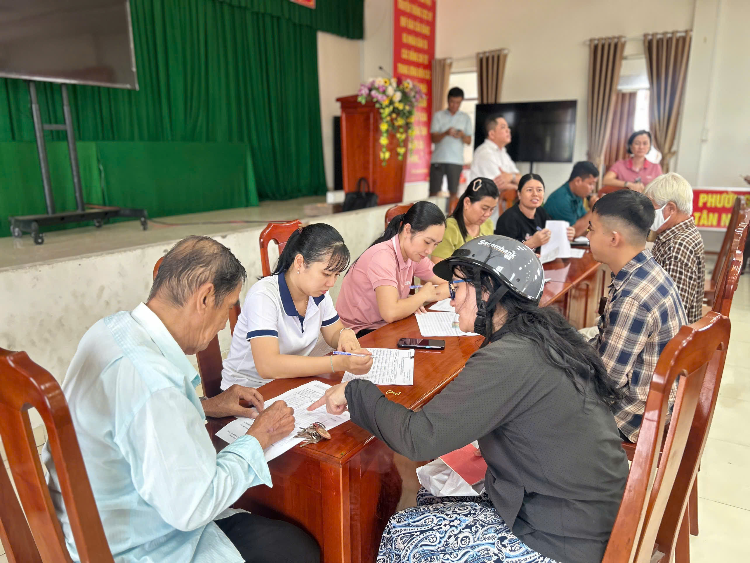 Phường Tân Ngãi - Tổ chức phát quà cho nhân dân theo NQ 263 của Chính phủ