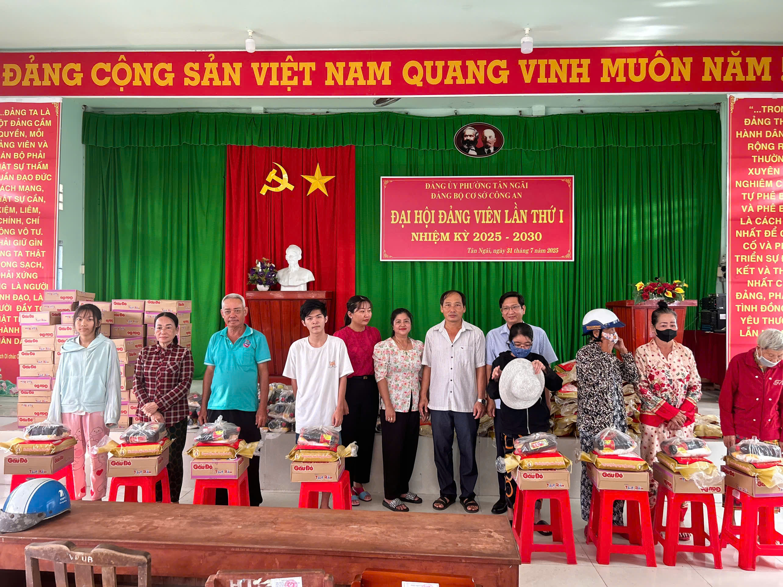 Phường Tân Ngãi - Mạnh thường quân phát quà cho người dân