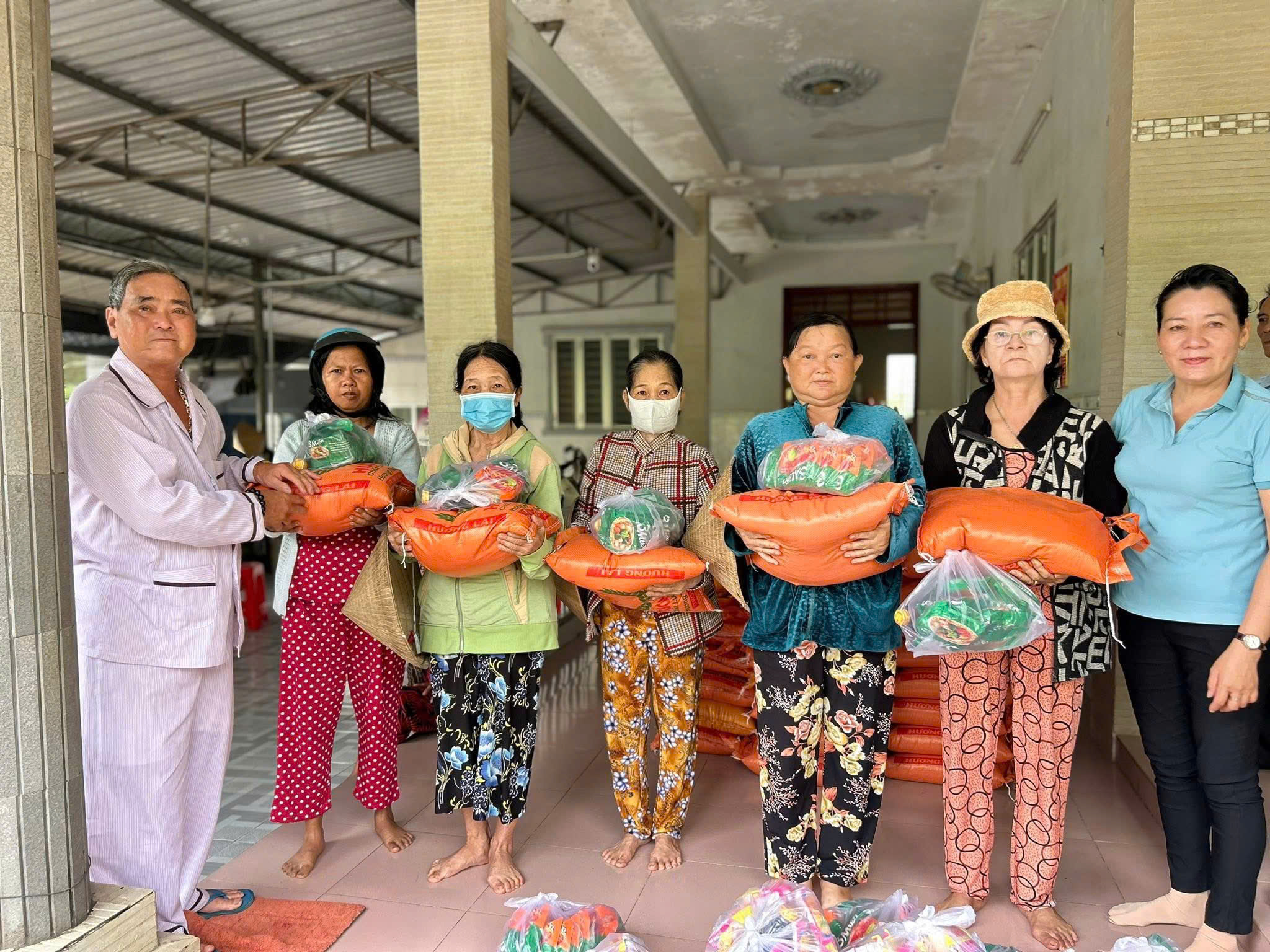 Khóm Mỹ Phú phối hợp MTQ phát 110 phần quà dịp lễ Vu lan