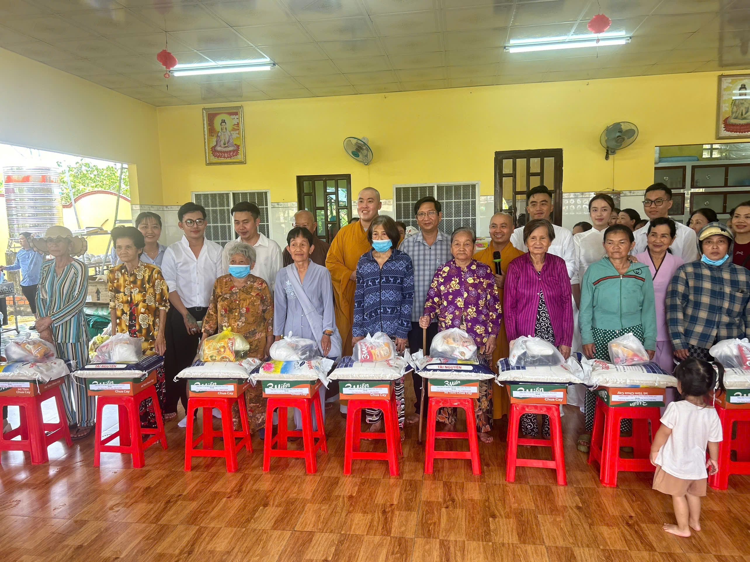 Đạo tràng Long Nguyên khóm Tân Bình tổ chức phát quà cho hộ nghèo, cận nghèo trên địa bàn phường Tân Ngãi.