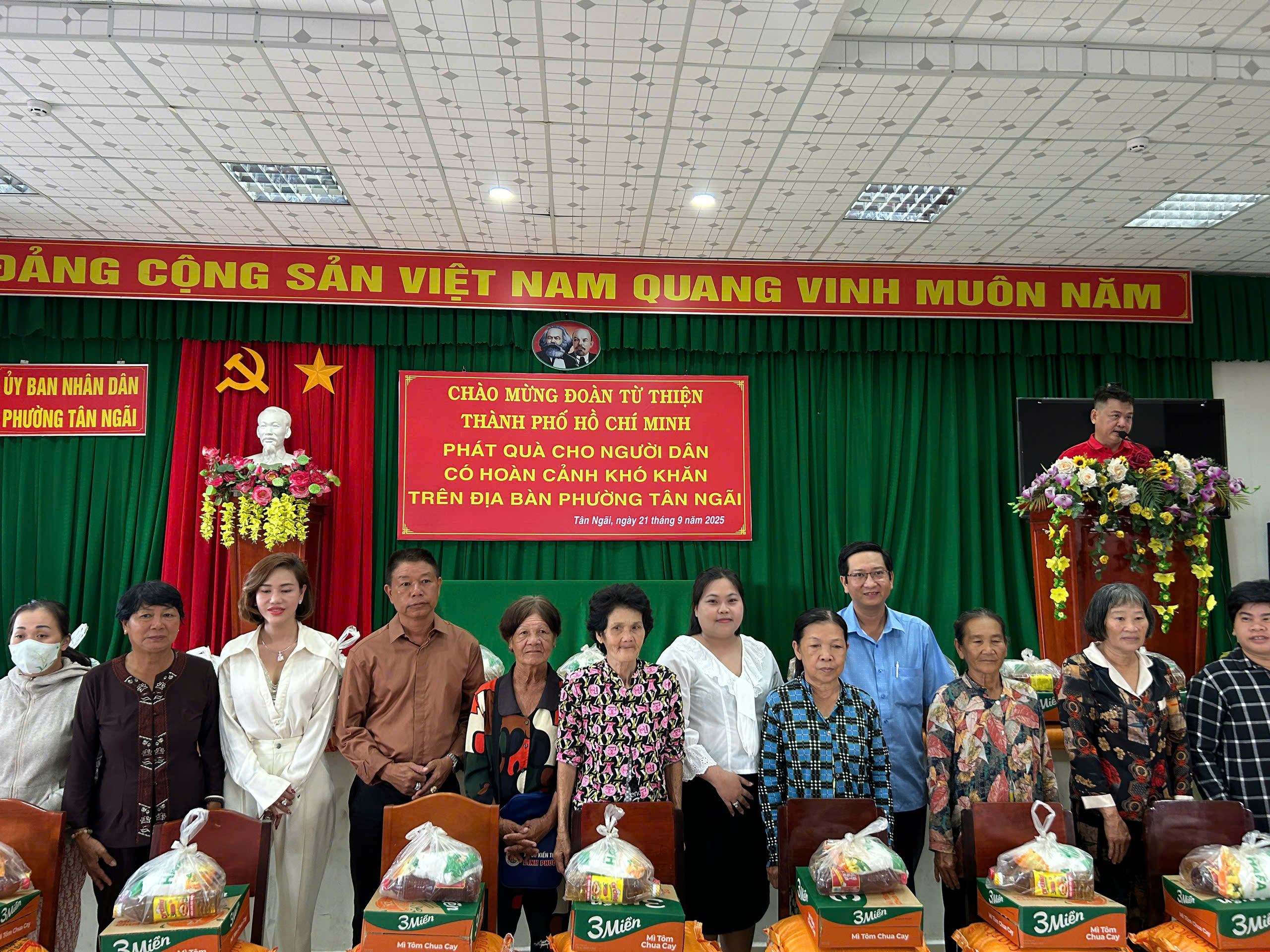 Mạnh thường quân TPHCM phát 400 phần quà tại phường Tân Ngãi