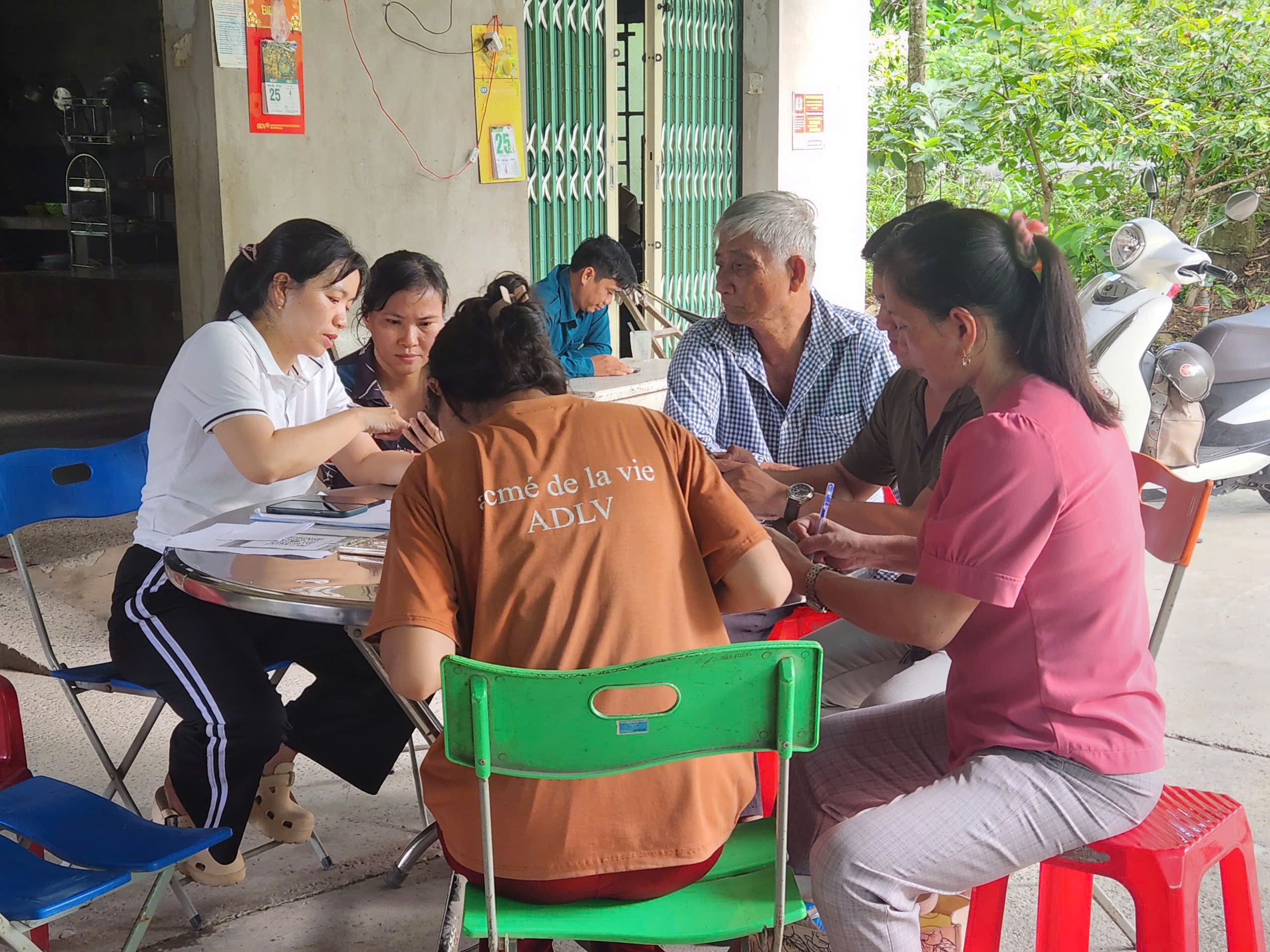 Phường Tân Ngãi gần 60% người dân đủ điều kiện đã được cài đặt sổ sức khỏe điện tử trên VNeID