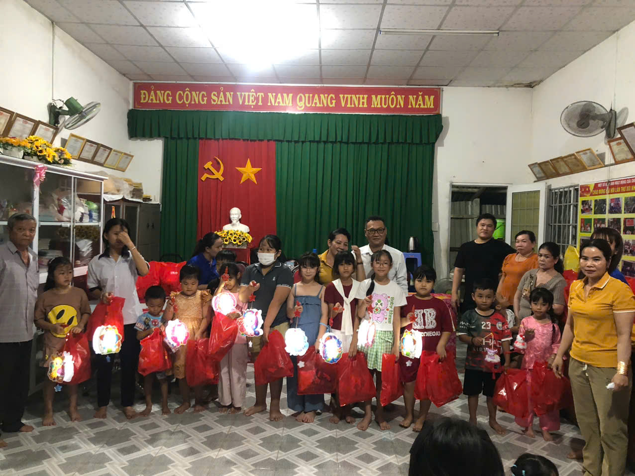 Khóm Mỹ Phú - Phát 200 phần quà trung thu cho trẻ em