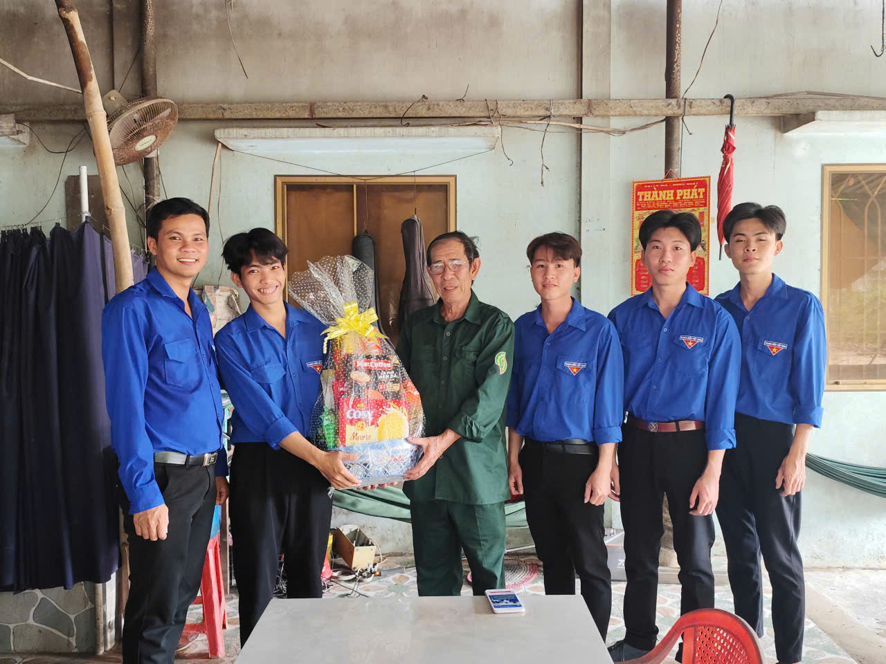 Thăm và tặng quà cho cựu thanh niên xung phong trên địa bàn phường Tân Ngãi