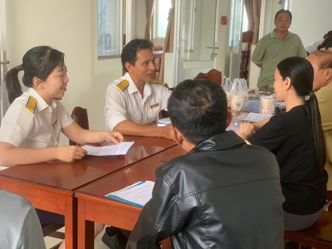 Thuế Vĩnh Long -Triển khai chiến dịch "60 ngày cao điểm Chuyển đổi đôi mô hình từ thuế khoán sang kê khai đối với hộ kinh doanh