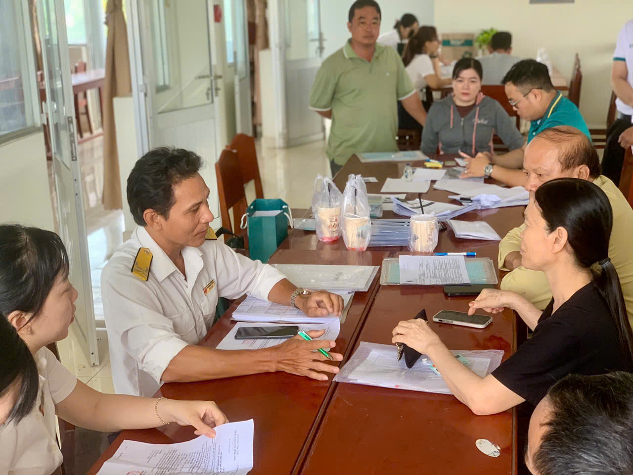 Thuế cơ sở 1 tỉnh Vĩnh Long đã tổ chức buổi hướng dẫn nộp thuế điện tử cho các hộ kinh doanh trên địa bàn