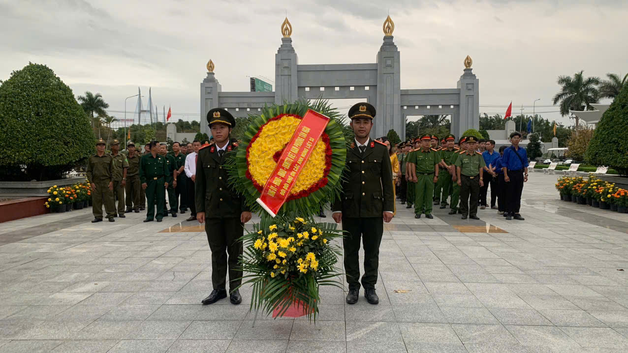 Phường Tân Ngãi - Tổ chức viếng nghĩa trang liệt sĩ tỉnh nhân dịp Tết nguyên đán Bính Ngọ 2026