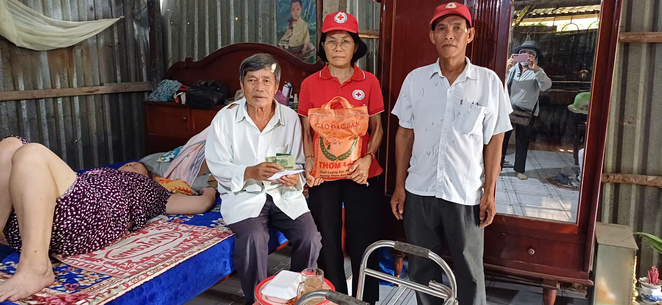Hội Chữ thập đỏ phường Tân Ngãi trao quà hỗ trợ cho gần 80 hộ gia đình dịp tháng Nhân đạo