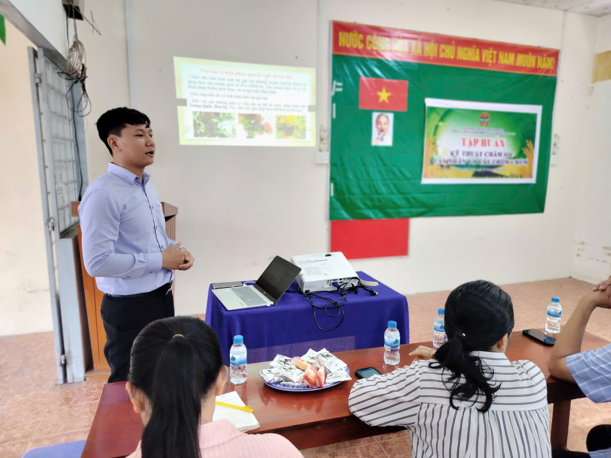 Hội Nông dân phường Tân Ngãi tổ chức lớp tập huấn hướng dẫn kỹ thuật chăm sóc cây nhãn và cây chôm chôm