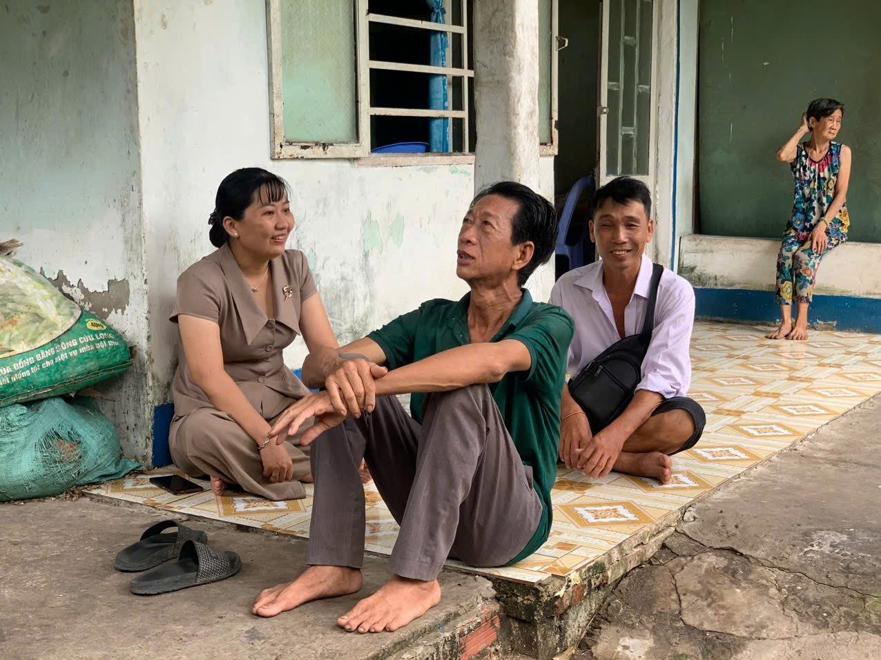 Ấm áp nghĩa tình: Phòng Văn hóa - Xã hội phường Tân Ngãi vận động trao quà hỗ trợ hộ nghèo có hoàn cảnh đặc biệt khó khăn