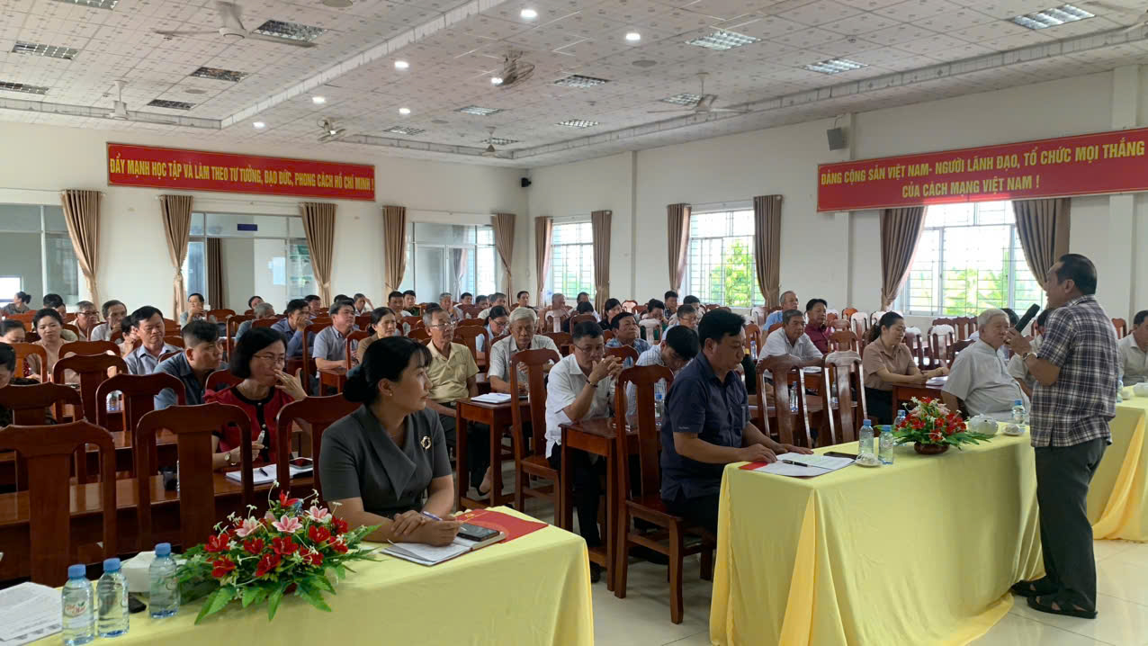 Tân Ngãi tổ chức Hội nghị lấy ý kiến dự thảo đề án sắp xếp khóm trên địa bàn phường