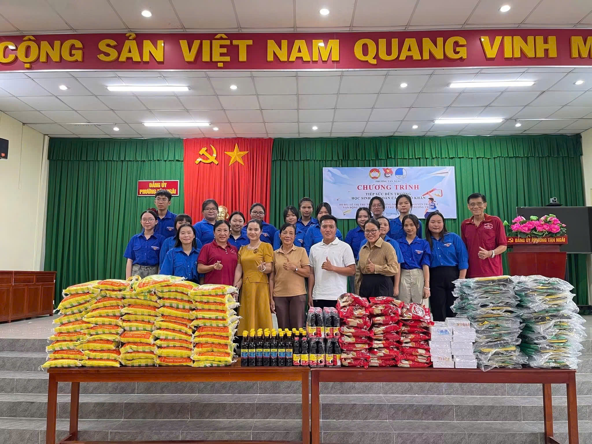 Phường Tân Ngãi tổ chức Chương trình “Tiếp sức đến trường”, trao quà cho học sinh có hoàn cảnh khó khăn Nhằm kịp thời động viên, hỗ trợ học sinh có hoàn cảnh khó khăn trước thềm năm học mới.