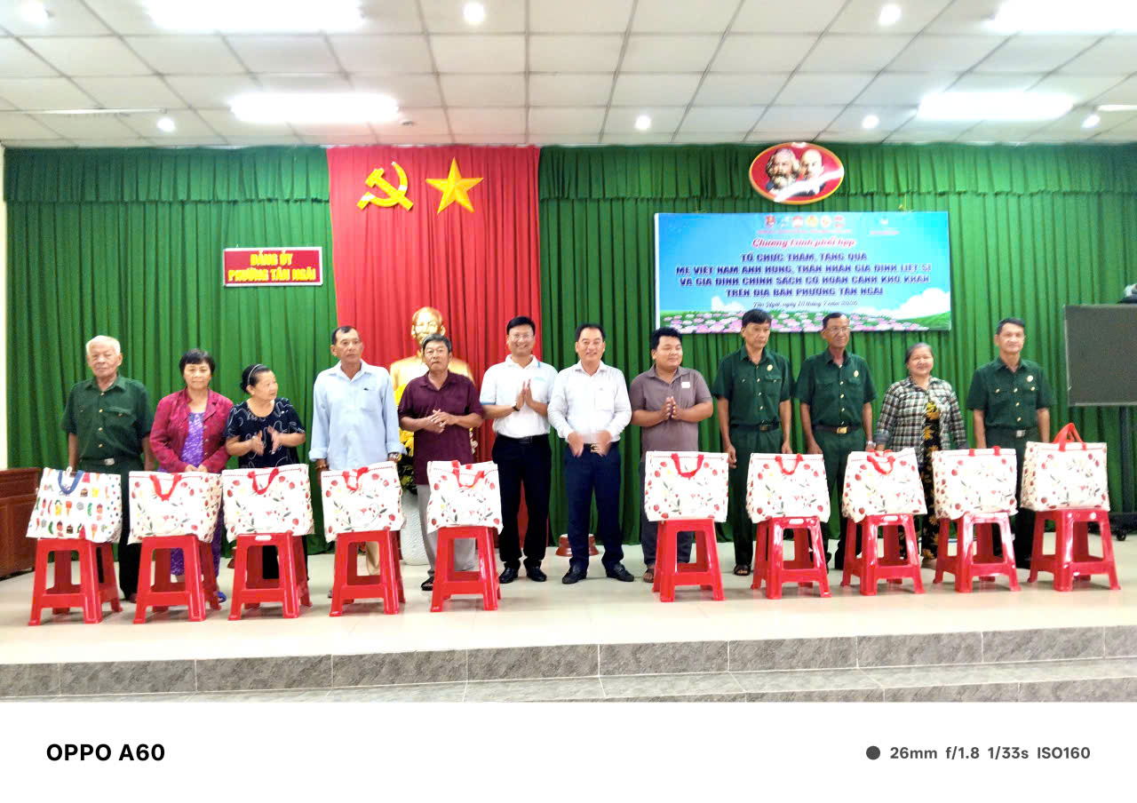Phường Tân Ngãi phối hợp tổ chức hoạt động thăm, tặng quà cho đối tượng chính sách và gia đình có hoàn cảnh khó khăn