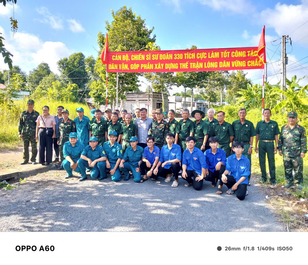 Sư đoàn 330-QK9 giúp dân phát quang bụi rậm, vệ sinh môi trường tại khu dân cư vượt lũ Tân An khóm Tân Bình